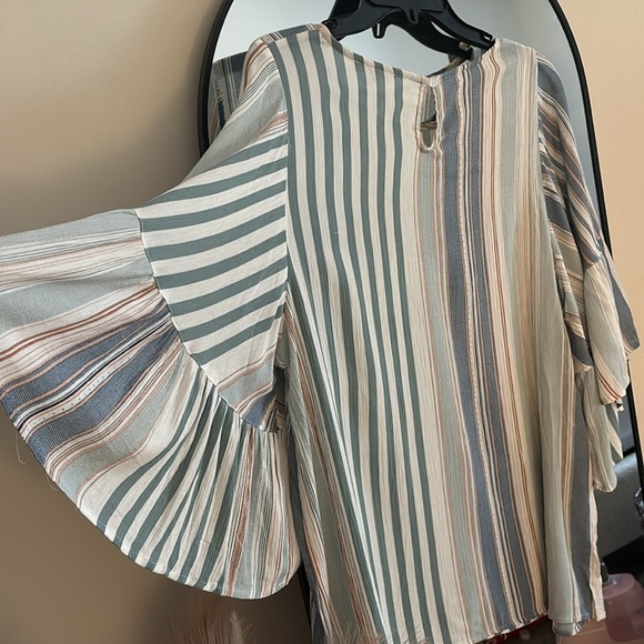 Oversized, striped blouse with longer mid length ruffle sleeve. Size small. - Picture 3 of 3